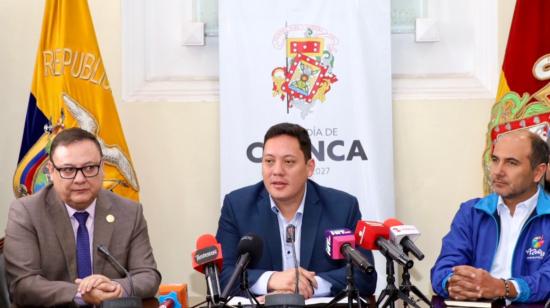 Juan Zapata, ministro del Interior, Cristian Zamora, alcalde de Cuenca y Cristóbal Lloret, prefecto del Azuay, durante una rueda de prensa, el 14 de septiembre de 2023, en Cuenca.