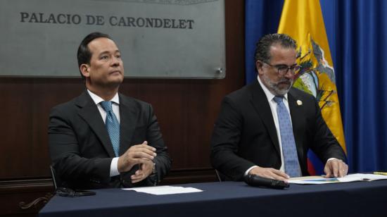 Los ministros Henry Cucalón y Gustavo Manrique hablaron sobre el voto en el exterior, el 14 de septiembre de 2023.