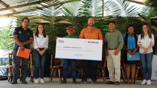 José Dávalos, ministro de Ambiente, entregó incentivos a habitantes de Amazonía por conservación el 13 de septiembre de 2023.