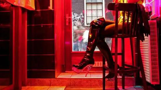 Prostituta alemana aguarda la llegada de clientes en un prostíbulo del Barrio Rojo de Ámsterdam.