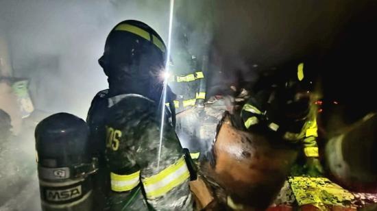 Bomberos controlando el fuego en un edificio en Chimbacalle, Quito, el 15 de septiembre de 2023.