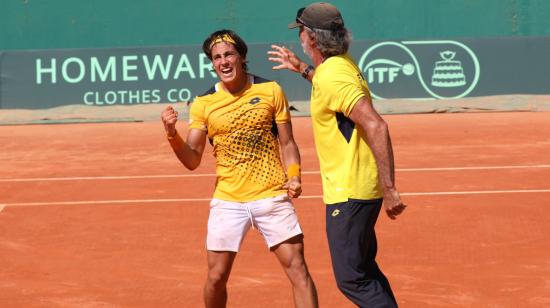 Álvaro Guillén festeja junto a Raúl Viver su victoria en la serie ante Mónaco por la Copa Davis, el 15 de septiembre de 2023.