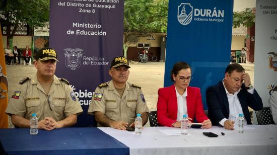 La ministra de Educación, Maria Brown (centro), cuando se incluyó a Durán en el plan piloto Escuelas Seguras, el 19 julio de 2023. 