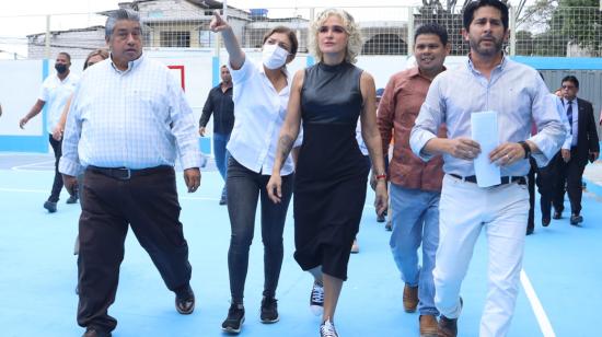 Cynthia Viteri, en un recorrido por una escuela, cuando era alcaldesa de Guayaquil, 8 de agosto de 2022. 