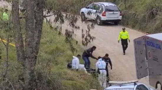 Personal de Criminalística levanta los cadáveres encontrados en la parroquia Sinincay, en Cuenca, el 10 de septiembre de 2023.