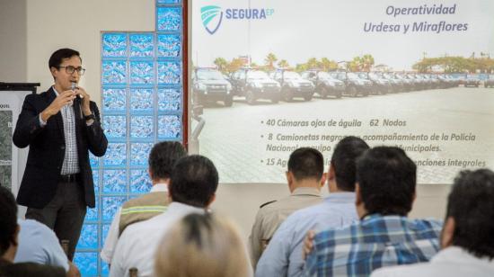 Andrés Sandoval, gerente de Segura EP en una asamblea comunitaria sobre seguridad y riesgos ante El Niño con habitantes de Urdesa, al norte de Guayaquil. 