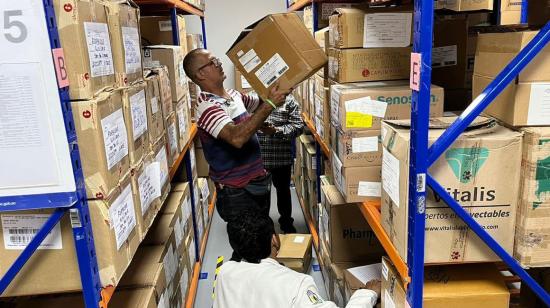 Imagen referencial. Personal en la bodega del hospital del IESS en Guayaquil, el 28 de junio de 2023. 