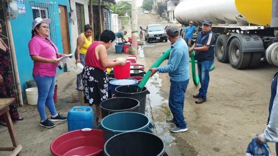 Ciudadanos se abastecen de agua comprando en tanqueros en el cantón Jipijapa, en Manabí.