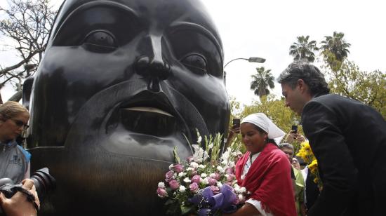 l alcalde de Medellín, Daniel Quintero, coloca ofrendas florales en la escultura "Cabeza" del maestro Fernando Botero, en Medellín, Colombia, el 15 de septiembre de 2023. 