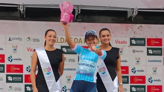 La ciclista ecuatoriana, Miryam Núñez en el podio con el maillot azul tras la Etapa 2 de la Volta a Portugal, el 15 de septiembre de 2023.