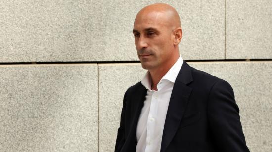 El expresidente de la federación española de fútbol Luis Rubiales abandona la Audiencia Nacional de Madrid, el 15 de septiembre de 2023.