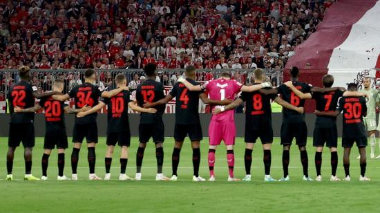 Los jugadores del Bayer Leverkusen y del Bayern Múnich previo al encuentro del viernes 15 de septiembre de 2023.