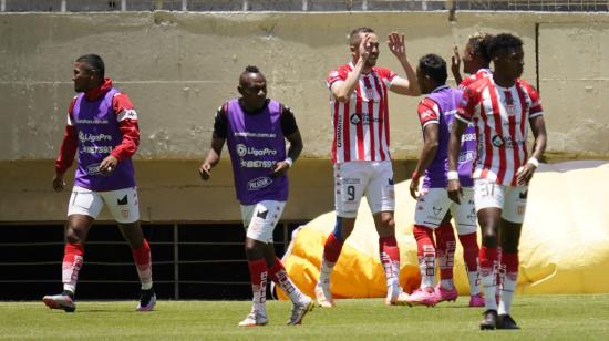 Los jugadores de Técnico Universitario celebran un gol ante Aucas, en Quito, el 17 de septiembre de 2023.