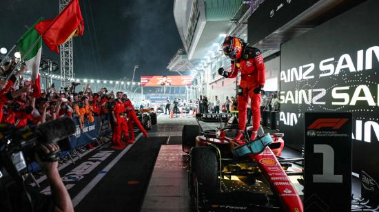 El piloto español Carlos Sainz festeja su triunfo en el Gran Premio de Singapur de Fórmula 1, el 17 de septiembre de 2023.