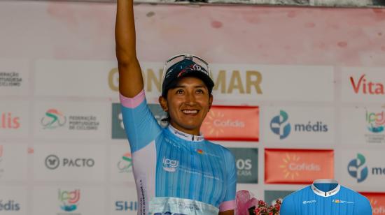 Miryam Núñez festeja en el podio de la Volta Portugal femenina como campeona de la montaña, el 17 de septiembre de 2023.