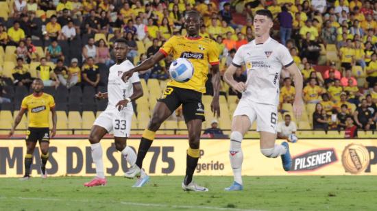 Janner Corozo, de Barcelona SC, controla una pelota en el partido ante Liga, el 17 de septiembre de 2023.