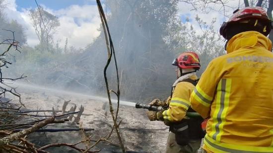 Personal del Cuerpo de Bomberos trabaja en un incendio forestal en Cuenca, el 17 de septiembre de 2023.