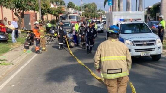 La ambulancia de Medicina Legal en Ciudad Celeste, en Samborondón, donde ocurrió un siniestro de tránsito el lunes 18 de septiembre de 2023. 
