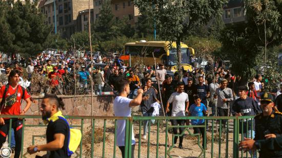 Cientos de aficionados siguen al bus del Al Nassr, en donde está Cristiano Ronaldo, el 18 de septiembre de 2023.