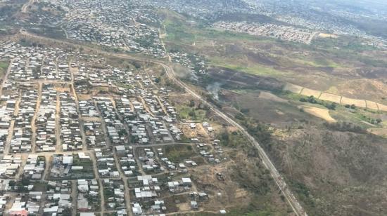 Sobrevuelo por asentamientos de Monte Sinaí, en el distrito Nueva Prosperina, el más violento de Guayaquil, en el noroeste de la ciudad. 