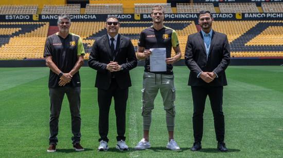 El arquero Javier Burrai muestra su carta de naturalización, rodeado de los dirgentes de BSC.