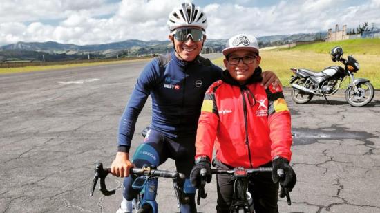 Byron Guamá, junto a su hijo Matías, durante un entrenamiento en Tulcán, el 9 de diciembre de 2022.