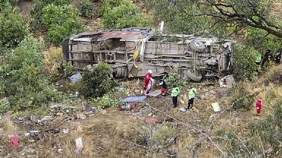 Equipos de rescate revisan los restos del bus que cayó a un barranco en Perú el 18 de septiembre de 2023.