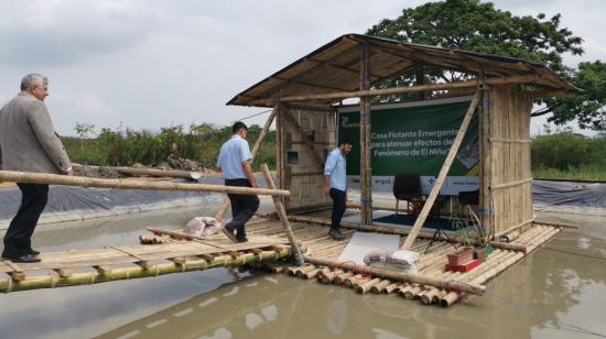 Un prototipo de casa flotante se construyó en un pequeño embalse al pie del río Daule, en el colegio Lemas, al norte de Guayaquil. 