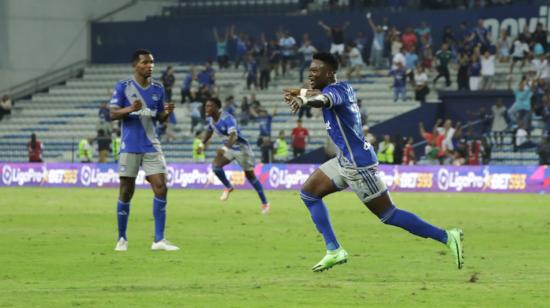 Jugadores del Club Sport Emelec festejan un gol en el estadio Capwell.