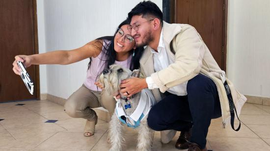 Andrea Sánchez y Yuberth Inapanta se toman una foto con Bimbo al final de la obra teatral.

