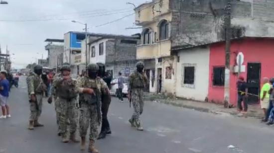 Militares en los exteriores de una vivienda del centro de Durán, en donde ocurrió un ataque armado, la mañana del martes 19 de septiembre de 2023.