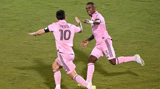 Lionel Messi y Dixon Arroyo festejan un gol del Inter Miami.