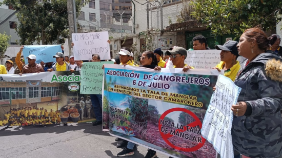 Protesta del sector cangrejero frente a la Corte Constitucional, el 19 de septiembre de 2023. 