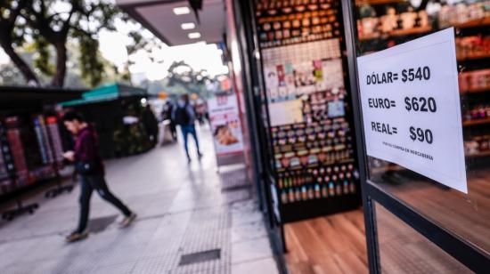 Un aviso con el precio de varias divisas en una tienda en Buenos Aires, el 26 de abril de 2023.