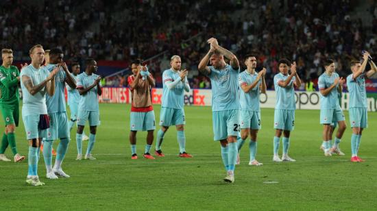 Anthony Valencia y sus compañeros saludan a su hinchada después de un partido por la UEFA Champions League, el 19 de septiembre de 2023.