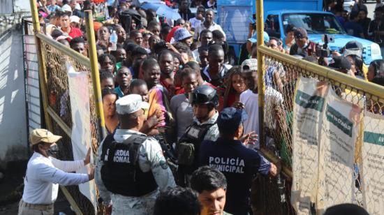 Migrantes hacen fila para regularizar su documentación, en el municipio de Tapachula, estado de Chiapas (México), el 20 de septiembre de 2023. 