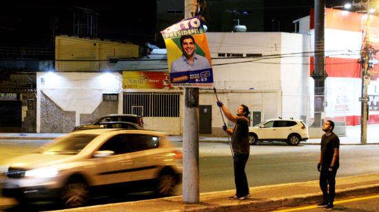 Personal municipal retira propaganda política del sector de Bellavista, al norte de Guayaquil. 