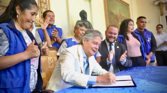 El presidente Guillermo Lasso, en la firma del Decreto de Urgencia Económica, correspondiente a la “Ley de Creación del Impuesto Redimible a las Botellas Plásticas no Retornables”.