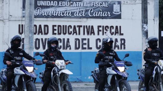 La Policía resguarda la Unidad Educativa Provincia del Cañar, en Durán.