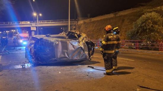 Vehículo volcado en la Ruta Viva, Quito, el 21 de septiembre de 2023.