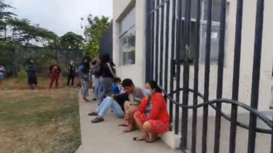 Pacientes esperan en los exteriores del centro de salud de Ciudad Victoria, en Guayaquil, el 21 de septiembre de 2023.
