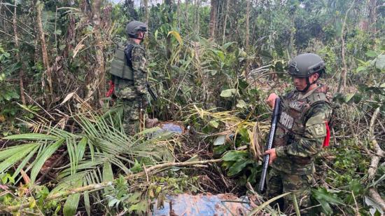 Militares efectúan un operativo contra la minería ilegal en el río Punino, el 5 de mayo de 2023. 