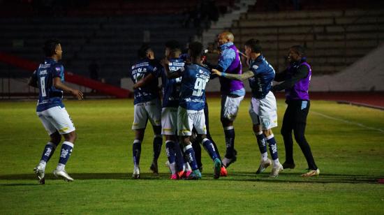 Los jugadores de Macará festejan el gol de Darío Mina en el estadio La Cocha, el 21 de septiembre de 2023.