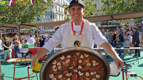 Cristian Arroba, chef ecuatoriano, ganador del segundo lugar en el World Paella Day Cup 2023. 