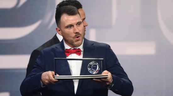 Marcin Oleksy, futbolista amputado, recibió el Premio Púskas de la temporada 2022, el pasado 27 de febrero de 2023.