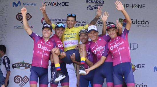 Los ciclistas del Team Banco Guayaquil festejan la victoria en la Vuelta al Ecuador 2022, el 19 de noviembre. 