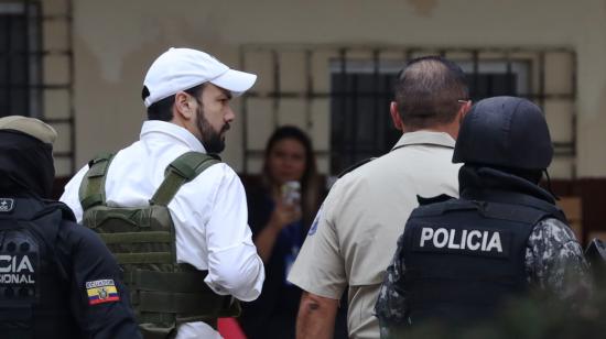 El alcalde Luis Chonillo al llegar a una reunión de seguridad en un colegio de Durán, el 19 de julio del 2023.