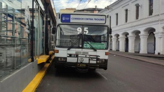 Una unidad del Trolebús en la parada Santo Domingo, el 22 de septiembre de 2023.