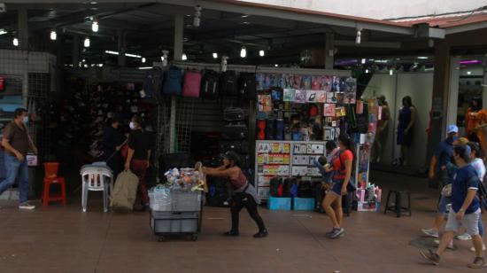 Comercio informal se toma las veredas de varias calles en la Bahía, en Guayaquil. Foto de archivo del 13 de septiembre del 2022.