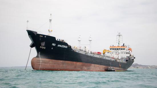 Un barco petrolero transporta barriles con crudo en agosto de 2023.